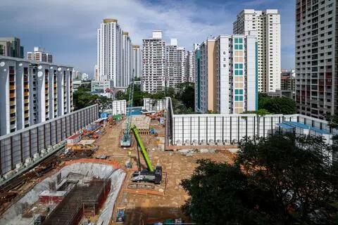 大巴窑4巷地段原为露天停车场，面积较小，周围有其他组屋。除了设置围挡，建屋发展局也会使用低噪音机械，且把噪音较大的施工情况限制在白天进行，尽可能减少对居民的干扰。（叶振忠摄）